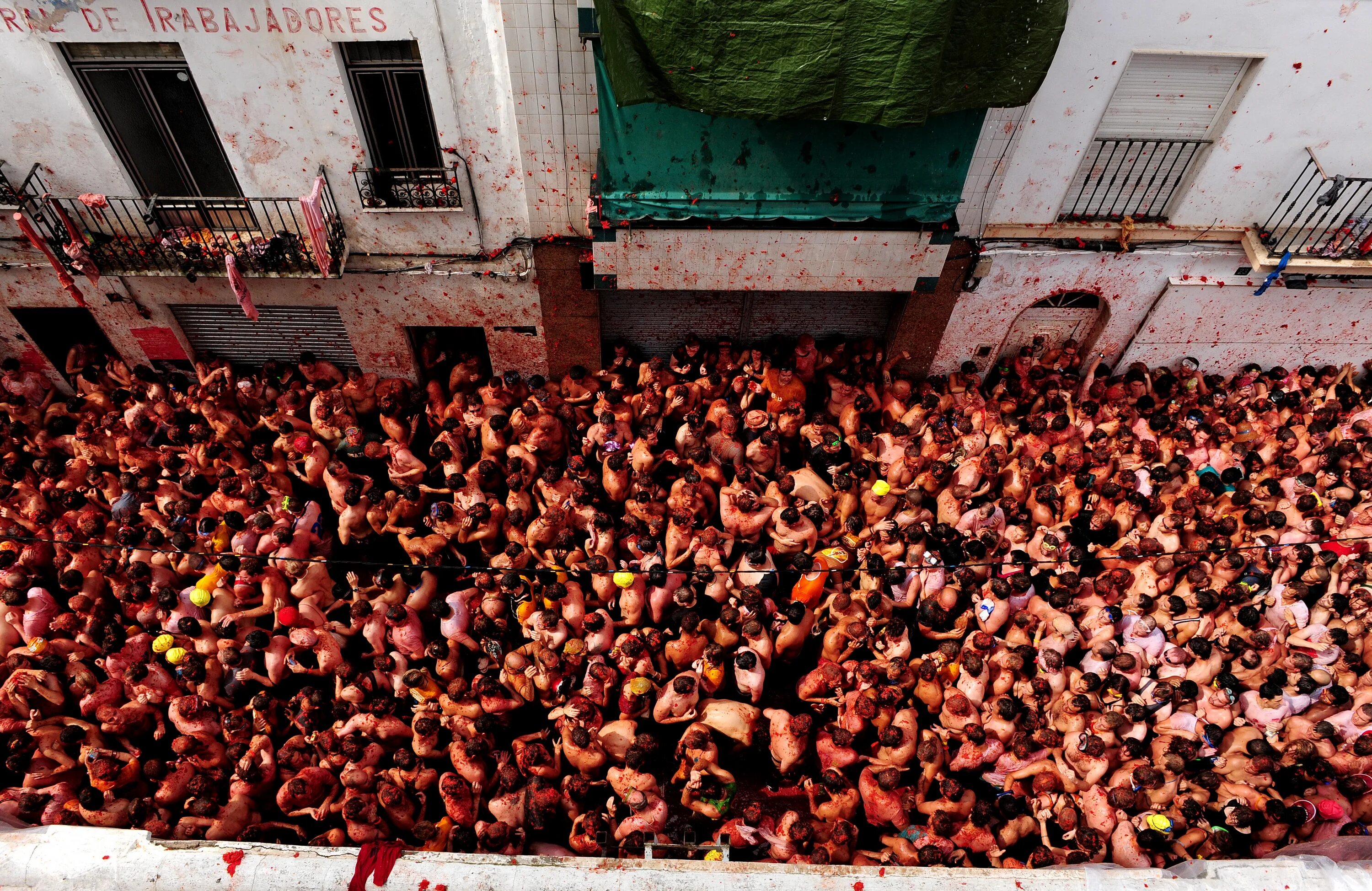 Фестиваль ла Томатина Испания. Tomatina праздник праздник в Испании. Кидает помидор