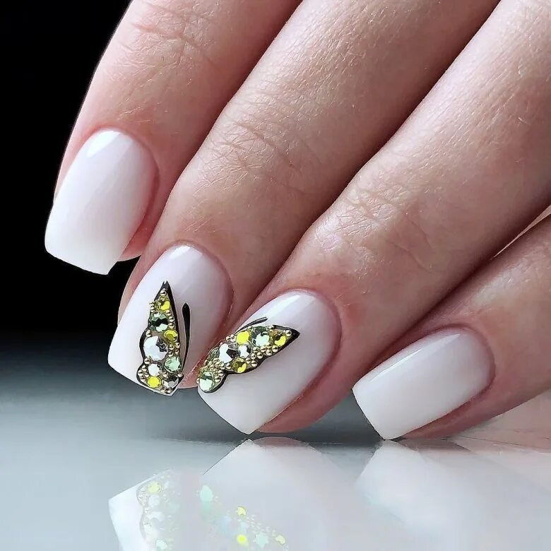 Френч с бабочками. Ногти с бабочками. Красивые ногти с бабочками. Белый маникюр с бабочками. Белые ногти с бабочками.