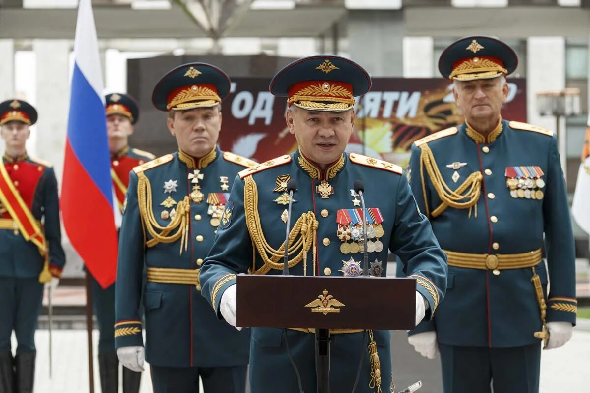 Военный генерал. Шойгу Академия генерального штаба. Генерал Зарудницкий 2020. Шойгу Академия генерального шатаб. Министр обороны России Сергей Шойгу в парадке.