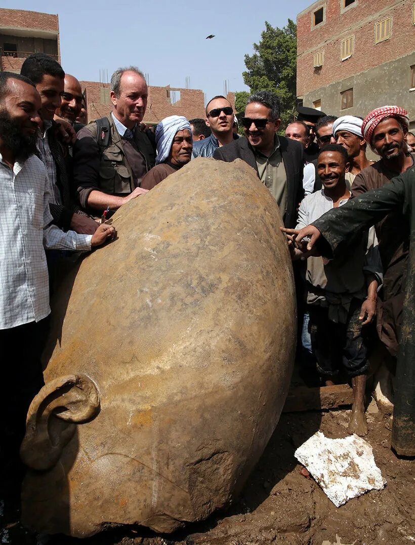 Найден каир. Статуя Рамзеса 2 обнаруженная в Каире. Статуи в музее Каира.
