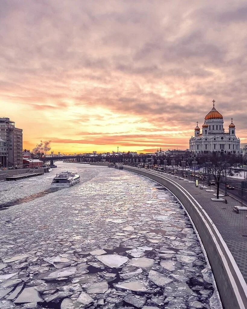 Доброе утро москва. Утро в Москве. Рассвет на большом Каменном мосту. Доброе утро набережная Москвы.