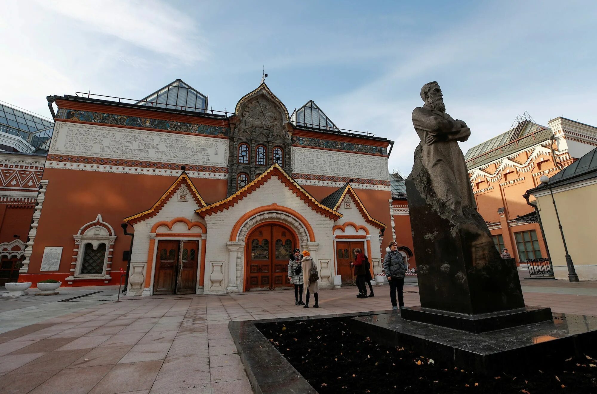 1856 — в москве основана третьяковская галерея. Третьяковская галерея в москве. Третьяковская галерея памятник третьякову. Высота третьяковской галереи. Третьяковская галерея 1856.