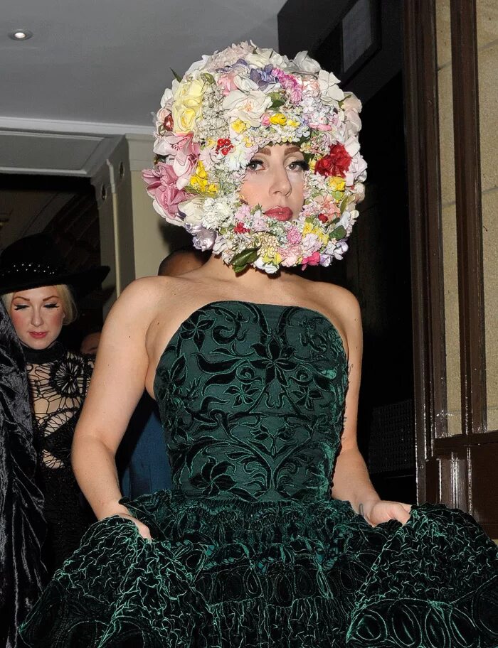 Леди гага костюмы. Леди Гага. Леди Гага платья. Леди Гага странные Наряды. Леди Гага экстравагантные Наряды.