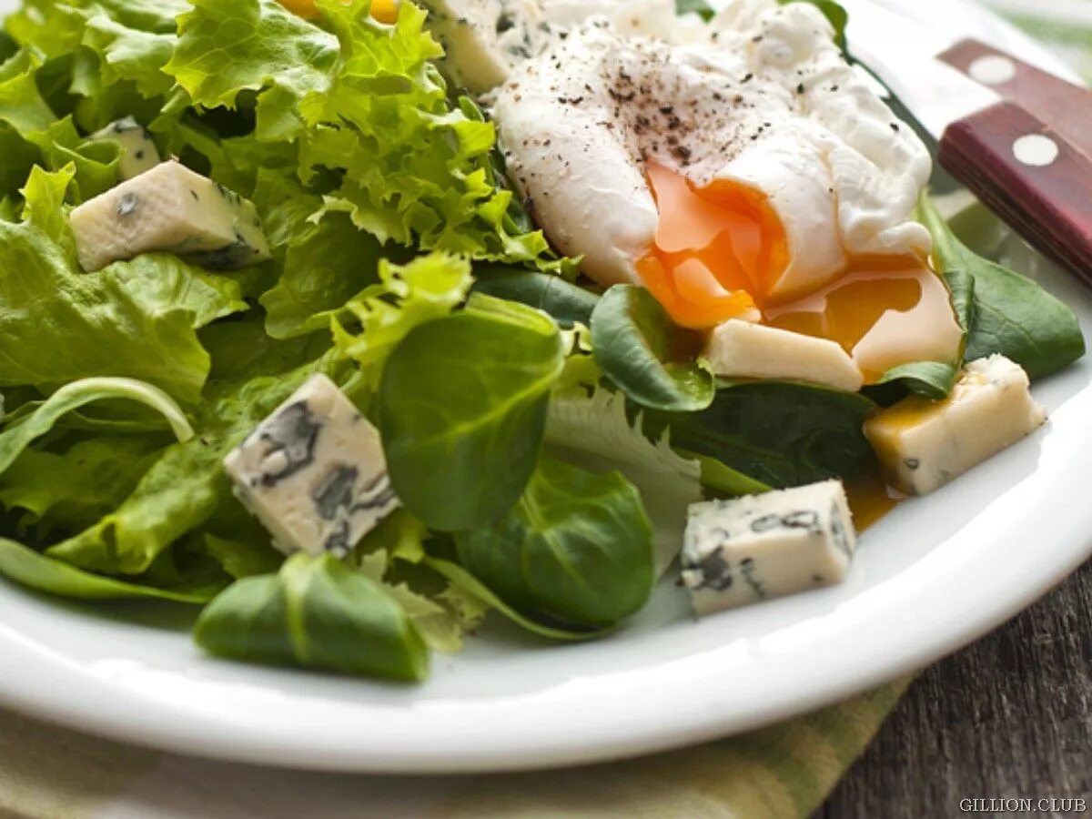 Сулугуни со шпинатом. Салат blue cheese. салат с голубым сыром. салат со шпинатом и сыром. пп салат со шпинатом.