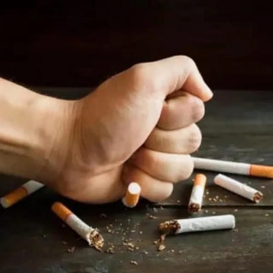 Человек с сигаретой. Мозг в электронной сигареты. Сигарета на черном фоне. Сигарета черно белая. Напомнить сигарета.