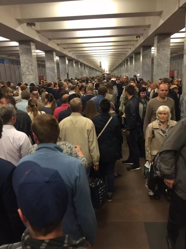 Метро выхино закроют. Станция метро Выхино час пик. Час пик в метро в Москве Текстильщики Кузьминки. Станция метро Выхино давка. Станция метро Кузьминки час пик.