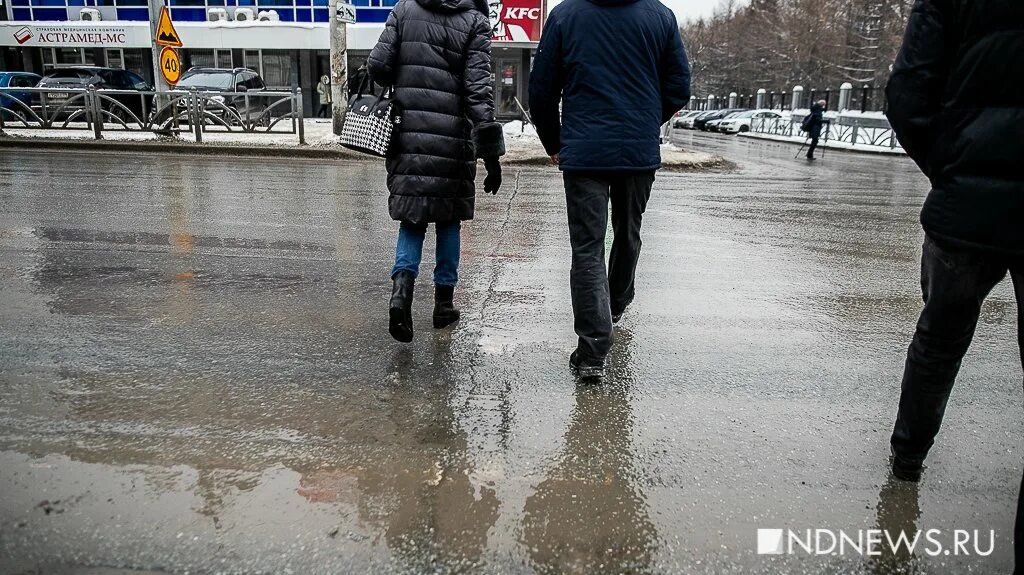 Человек растаял. Парень идет по грязным улицам Финляндии.