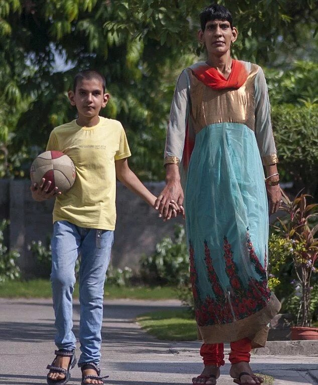 2 ребенок с огромным. Каран Сингх самый высокий ребёнок. Каран Сингх самый высокий ребёнок сейчас. Каран Сингх мальчик. Каран Сингх рост в 8 лет.