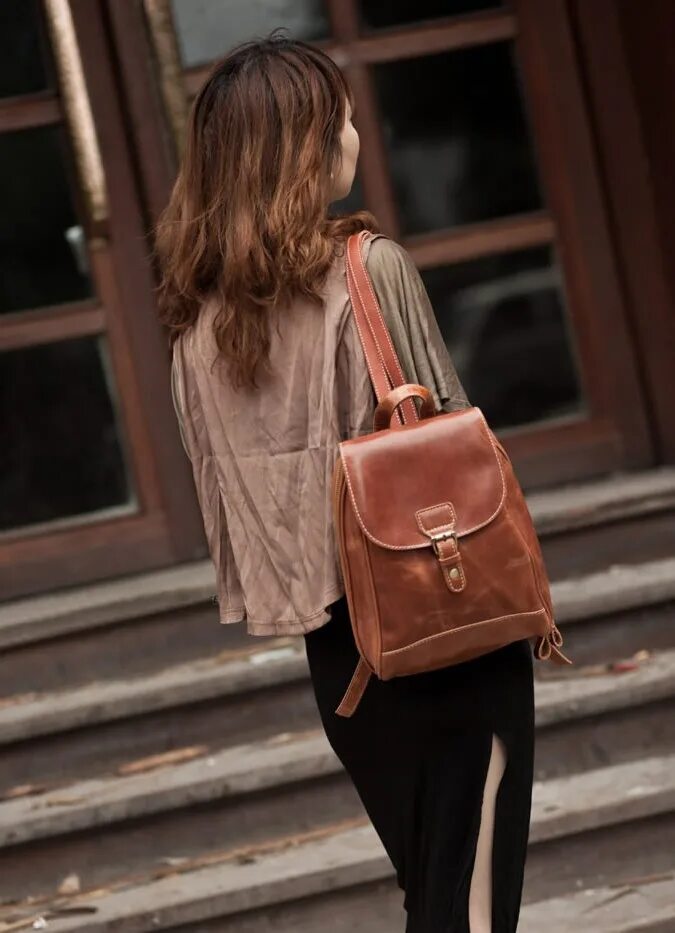 Рюкзаки мода 2024. Рюкзак для девушки стильный. Образы с коричневой сумкой. Кожаный рюкзак. Модные рюкзаки.