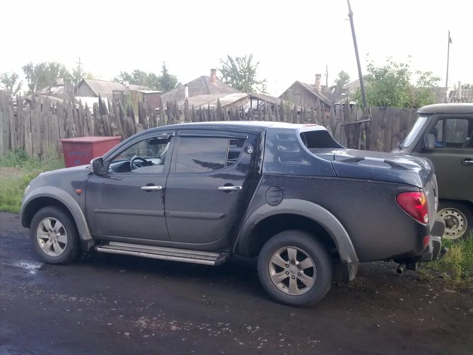 Черный л 200. Мицубиси Эль 200 бронированная. Mitsubishi l200 черный матовый металлик. Mitsubishi l200 сабвуфер. Ржавая Митсубиси l200 2003 год.