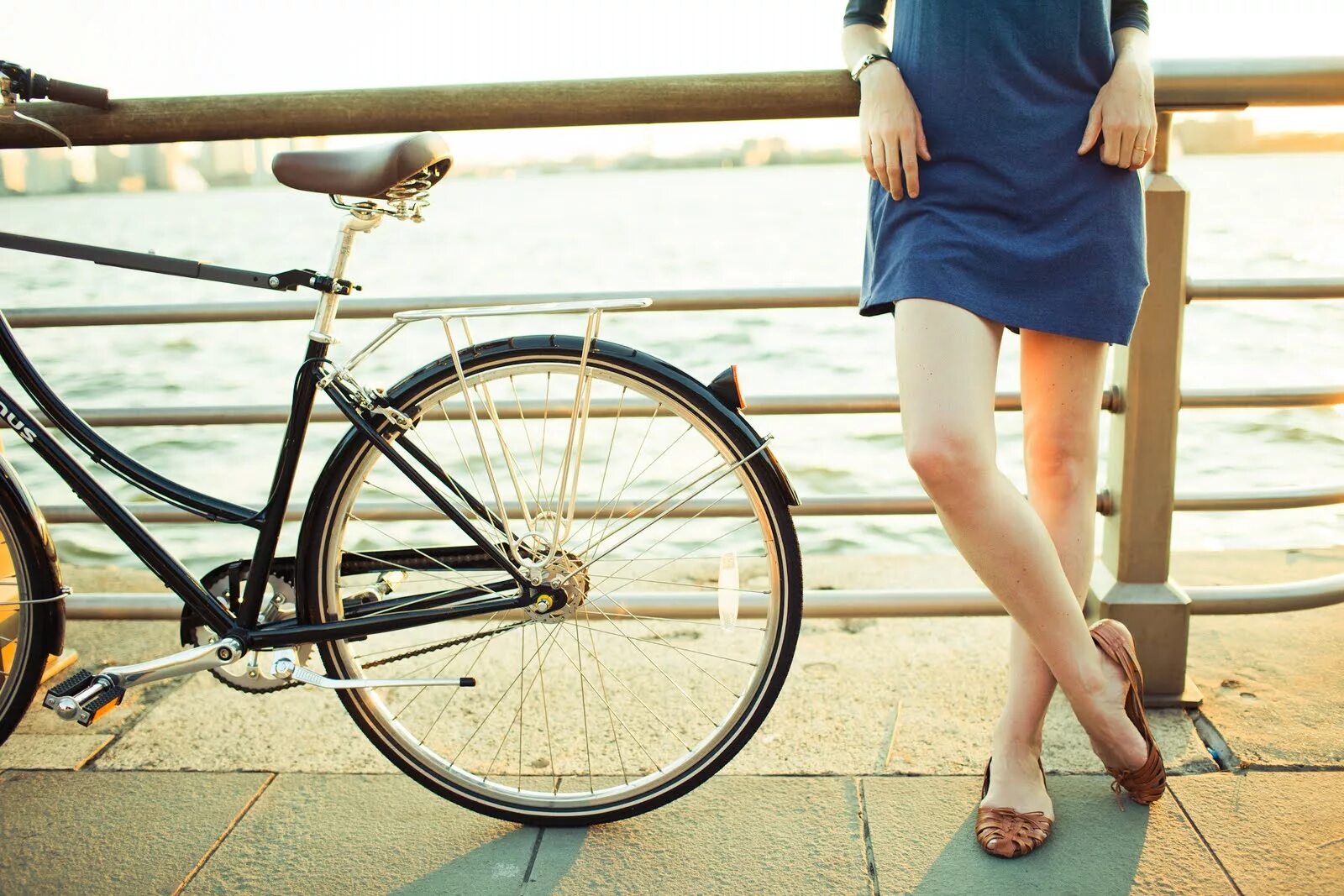 I m wearing skirt. В юбке на велосипеде. Девушки на велосипеде в юбке. В мини юбке на велосипеде. Девушка в платье на велосипеде.