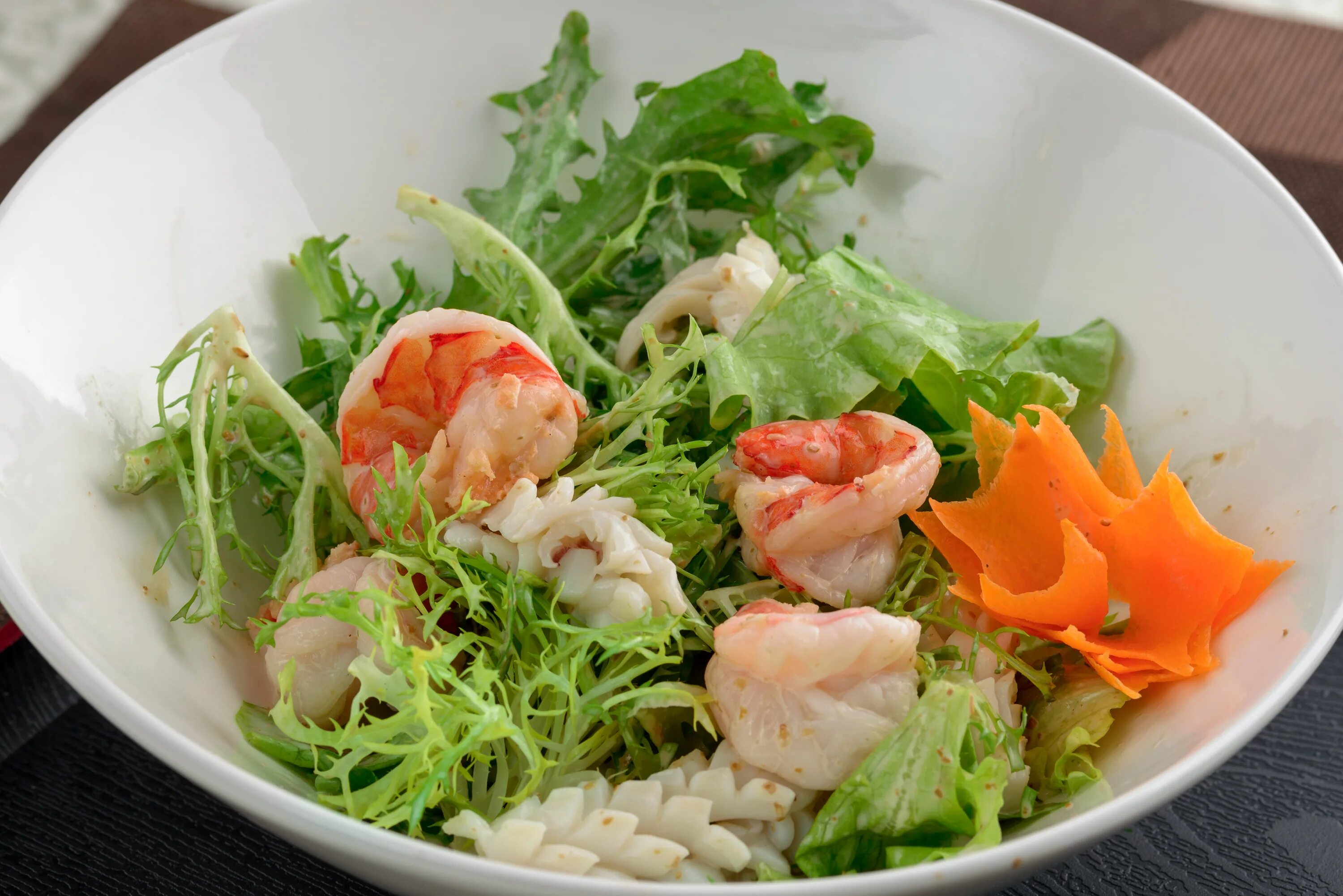 Салат с морепродуктами. Салат из море продуктов. Морской салат из морепродуктов. Салат с морепродуктами и свежими овощами.
