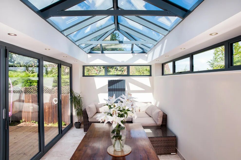 Крытые бассейны на даче. Дом со стеклянной крышей. Под стеклянной крышей. Дома со стеклянной крышей. Стеклянная комната на крыше.