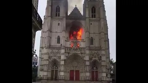 Пожар замка во франции