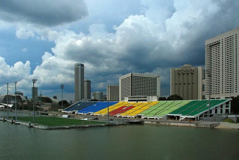 Вода на стадионе. Плавучий стадион Marina Bay. Плавающего стадиона в Сингапуре.