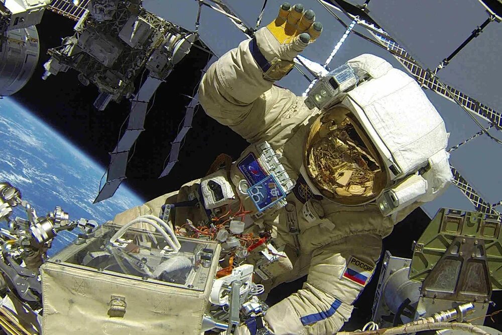 Первым вышел в космос 6. Российский космонавт в открытом космосе.