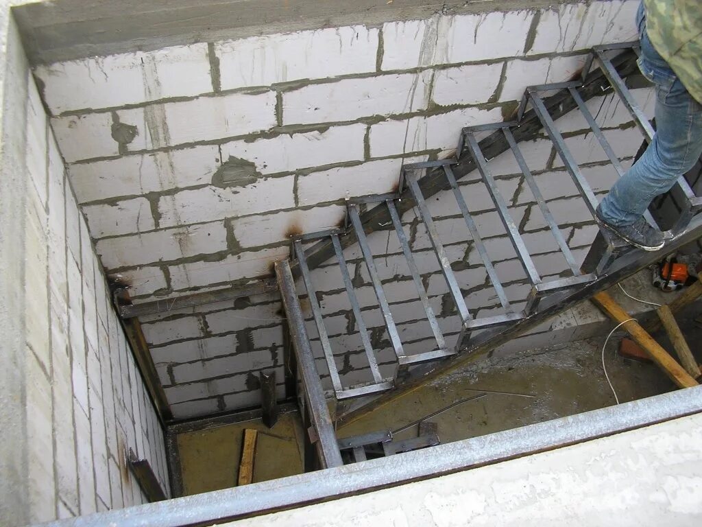 Швеллер под косоур лестницы. Лестница бетонная 2 этаж примыкание. Лестница из уголка. Металлическая лестница из уголка.
