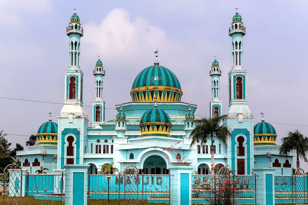 Мечеть в индонезии. Православные мечети индонезии фото с названиями. Мечеть маланг. Мечеть в индонезии истикляль. Мечети индонезии самые красивые.