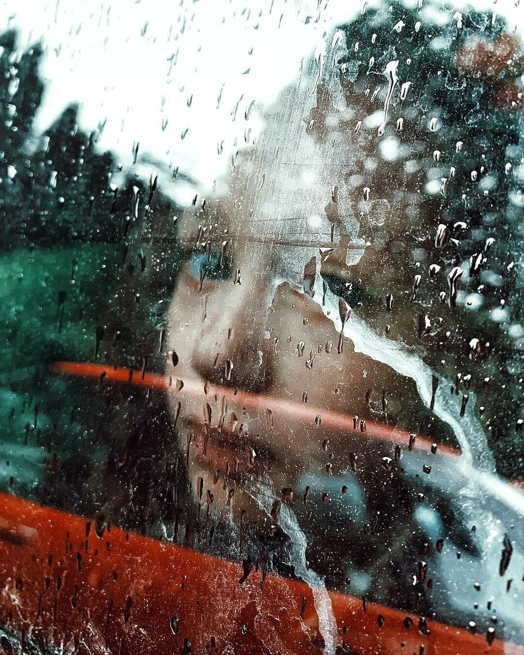 Пробравшись 1 через мокрый. Фотограф Йоней Рид. Фотосессия с мокрым стеклом. Сквозь мокрое стекло. Фотосессия через мокрое стекло.