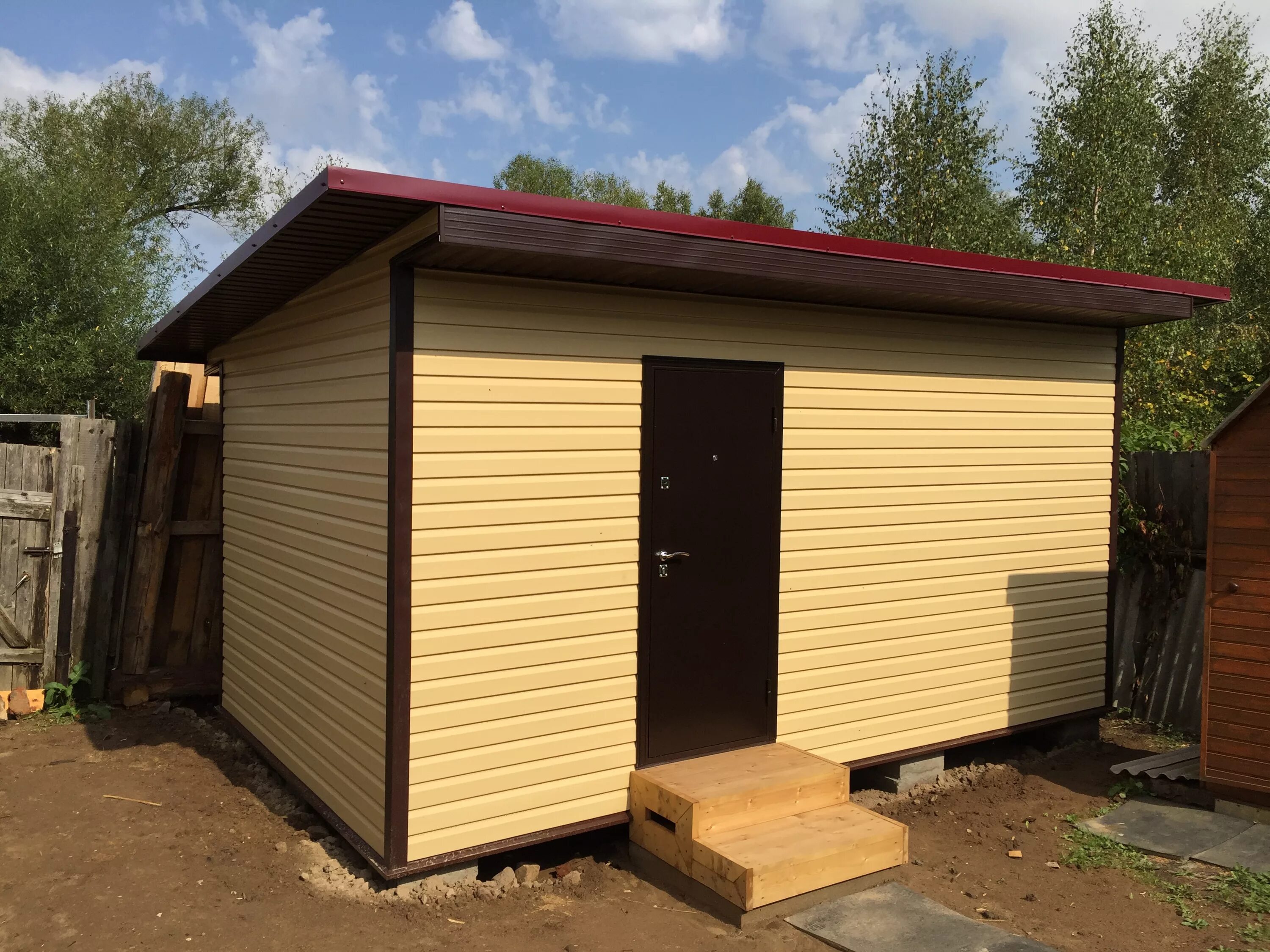 Деревянный сарай. Сарай для дачи деревянный. Хозблок из досок. Обшивка сарая. Отделка сарая снаружи.