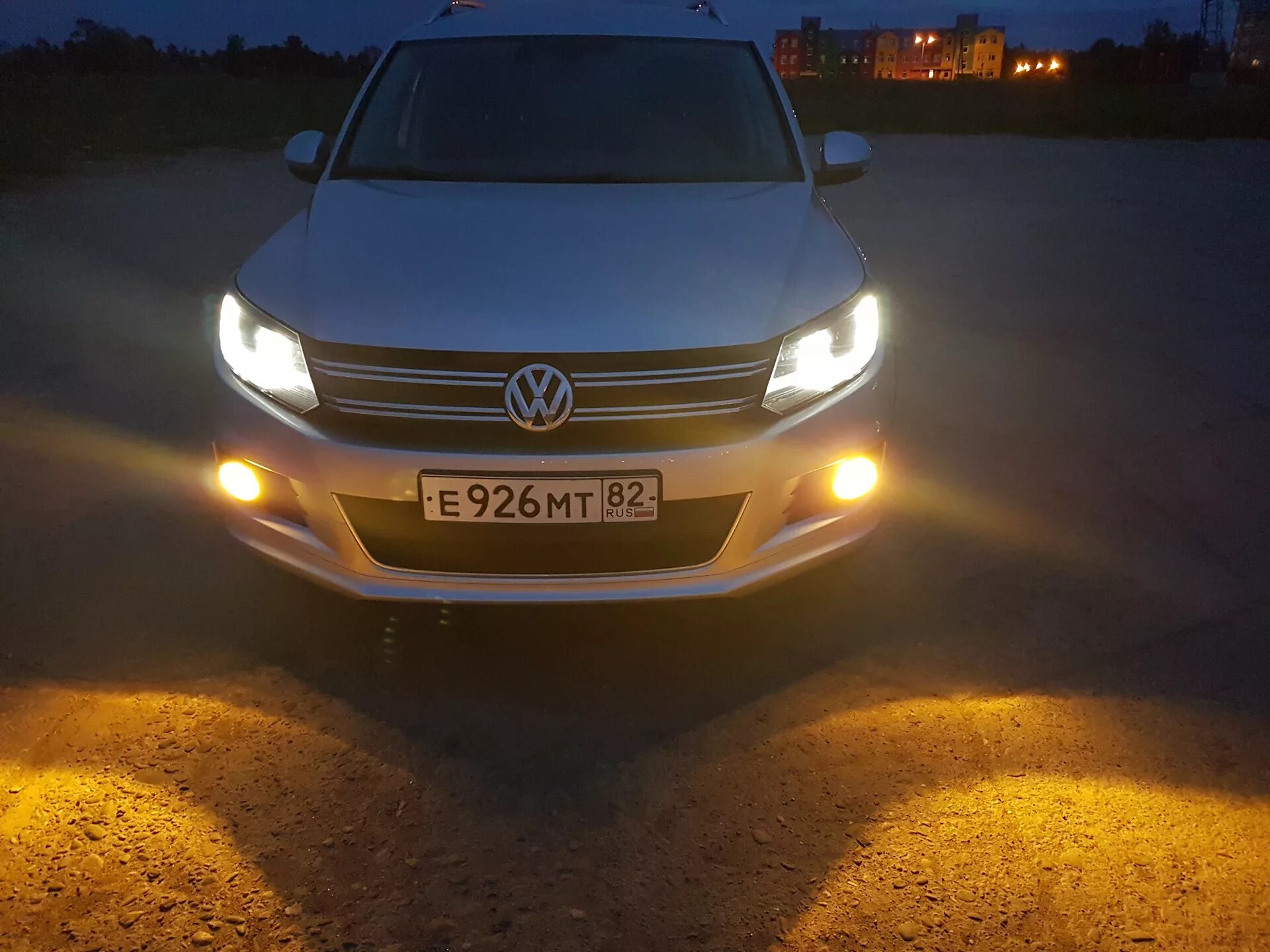 ПТФ Tiguan 2 адаптивные. Диодные лампы для Фольксваген Тигуан 2014г. Volkswagen Tiguan 2013 ксенон. Volkswagen Tiguan 2014 г ПТФ.