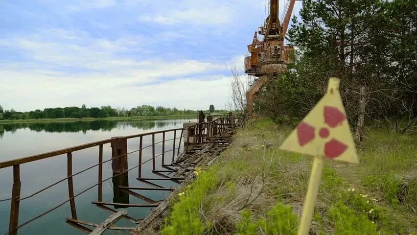 Река Припять в Чернобыле. Чернобыльская АЭС река Припять. Чернобыль озеро радиоактивное. Радиоактивный пруд Чернобыль.