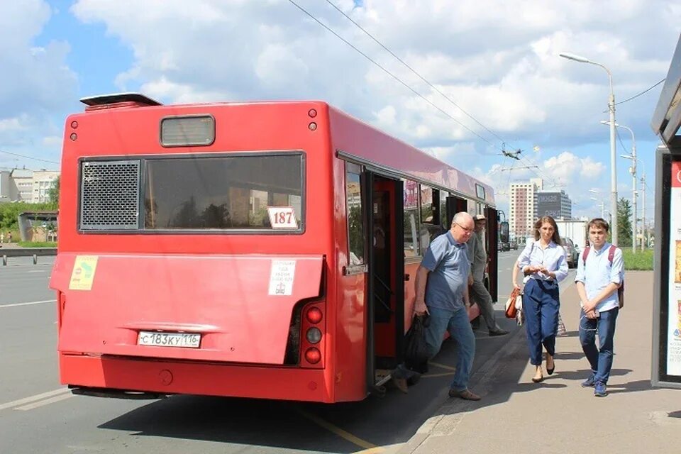 Маршрутные автобусы казань. Транспорт Казани. Общественный транспорт Казани. Остановка автобуса. Водитель автобуса.