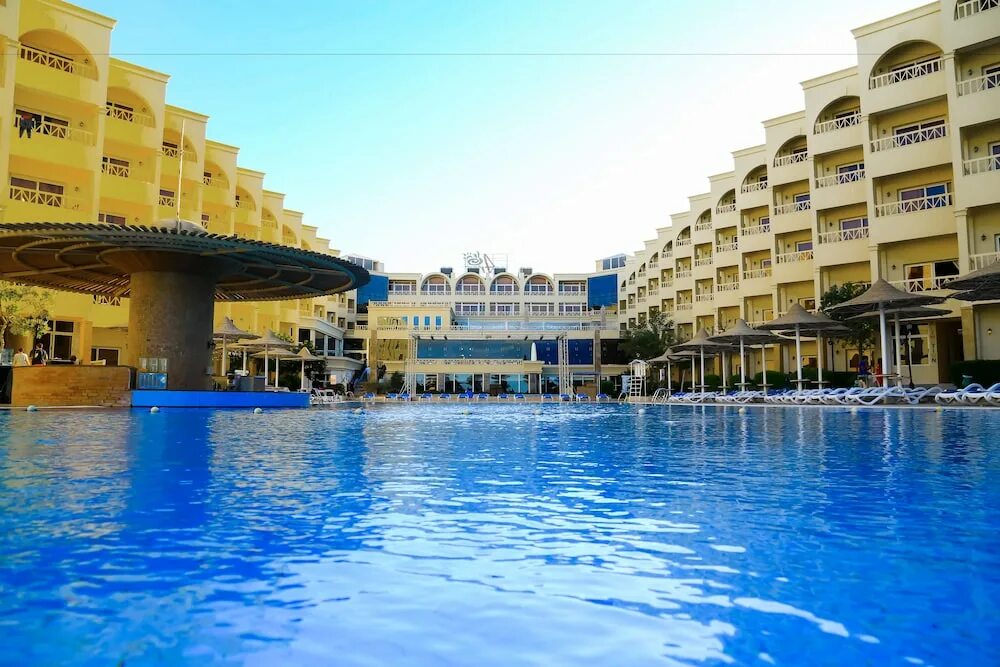 Royal hotel spa египет. Отель АМС Роял Хургада Египет. AMC Royal Hotel 5 Хургада. AMC Royal Hotel (ex. AMC Azur Grand Resort) 5*. Египет отель АМС Роял Хургада 5.