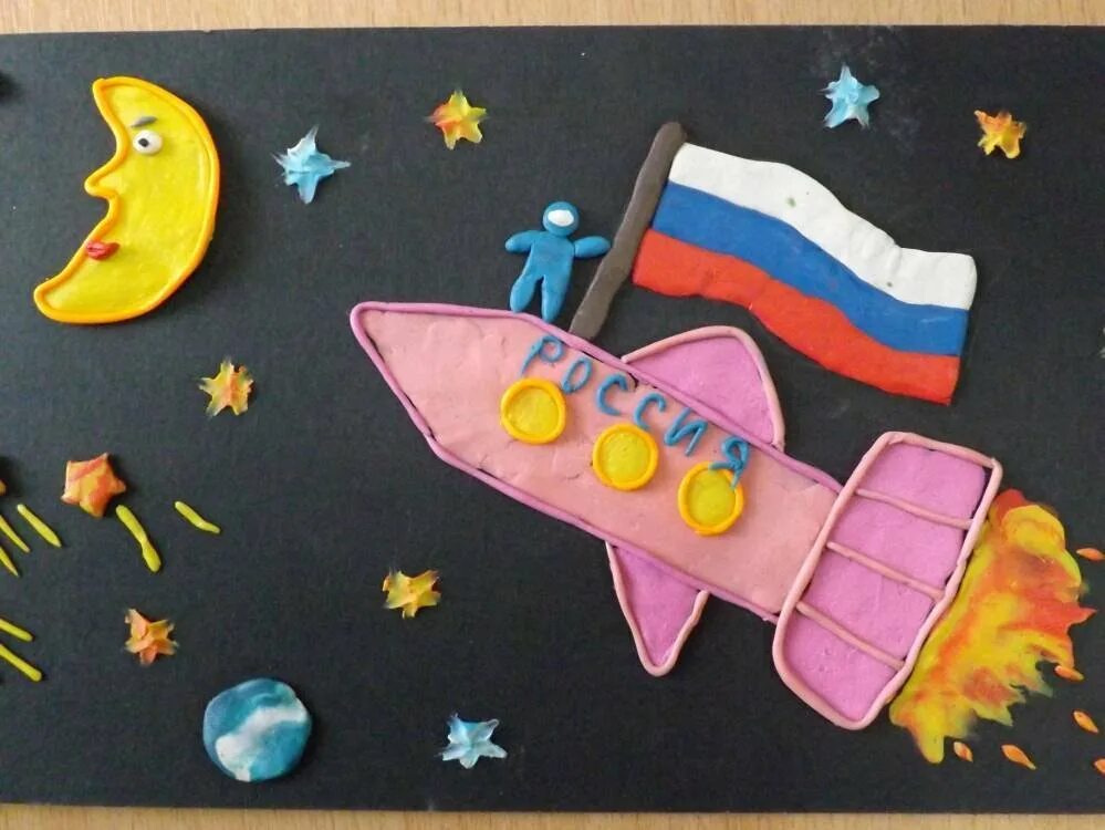 Пластилинография ко дню космонавтики в средней группе. Лепка для детей 4-5 лет космос. Космос из пластилина 4 года. Ракета в космосе пластилинография. Поделки из пластилина на тему космос.