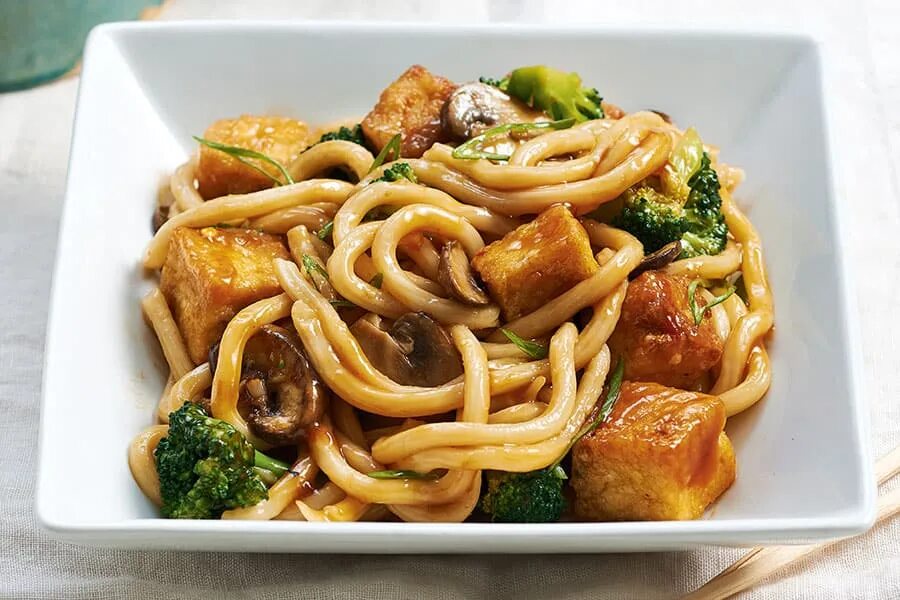 удон с курицей в кисло-сладком соусе. вок удон. лапша со свининой и овощами. китайская лапша с ребрышками. лапша удон со свининой и овощами.