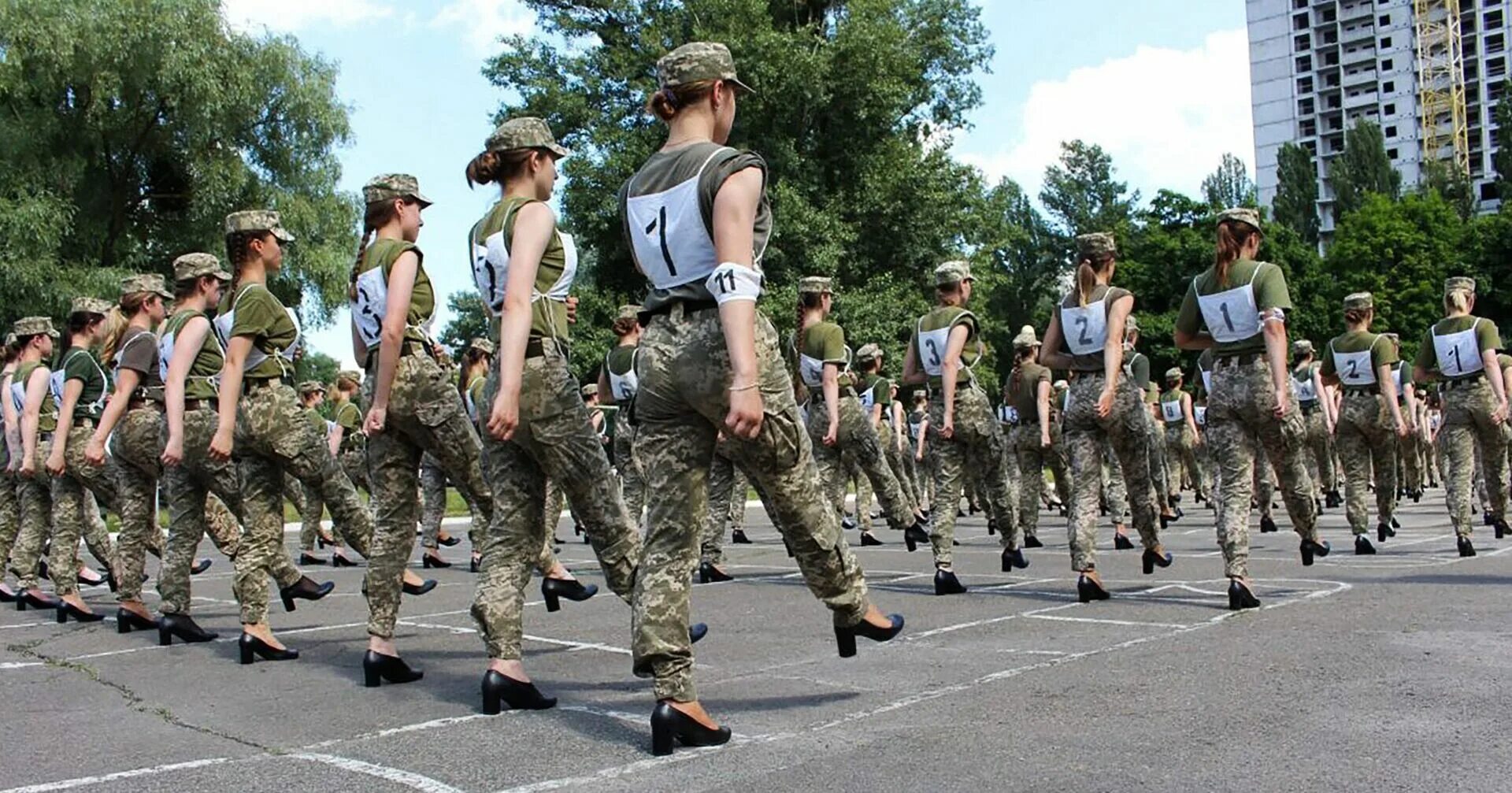 Женщины военнослужащие Украины. Женщины военные на параде. Украинские женщины военнослужащие на каблуках. Украинские женщины военнослужащие на параде.