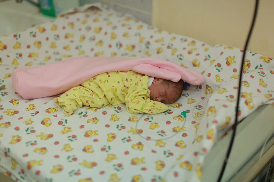 рождение недоношенных детей. новорожденный ребенок 1 кг. новорожденный весом 3200. новорожденный ребенок 1 кг. крупные новорожденные дети.