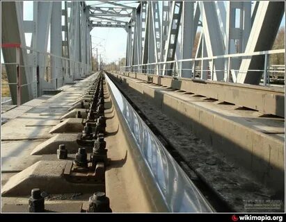Горбатый мост стоит на четырех