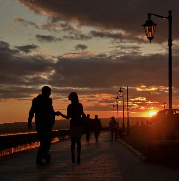 Красивые пары. Парень и девушка танцуют под дождем. Под без пара. Прогулка вечером. Объятия в подъезде.