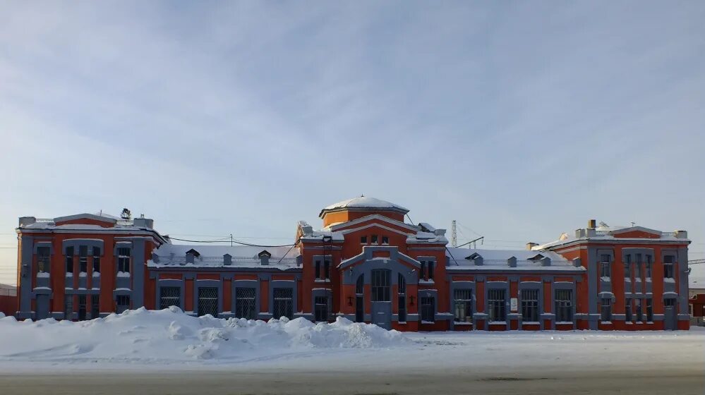 Старый вокзал Барнаул. Привокзальная площадь Барнаул. Старое здание ЖД вокзала Барнаул. ЖД вокзал Барнаул 1915. Жд вокзал барнаул телефон