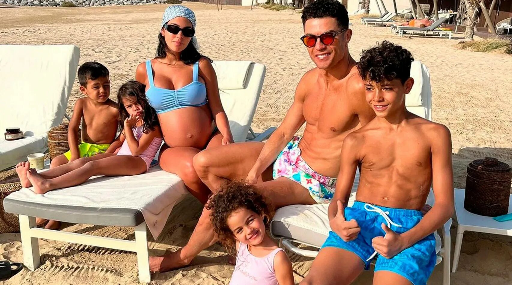 Криштиану роналду двойня. Сын роналду. Роналду и джорджина. Жена криштиану роналду беременна. Джорджина родригес и криштиану роналду.