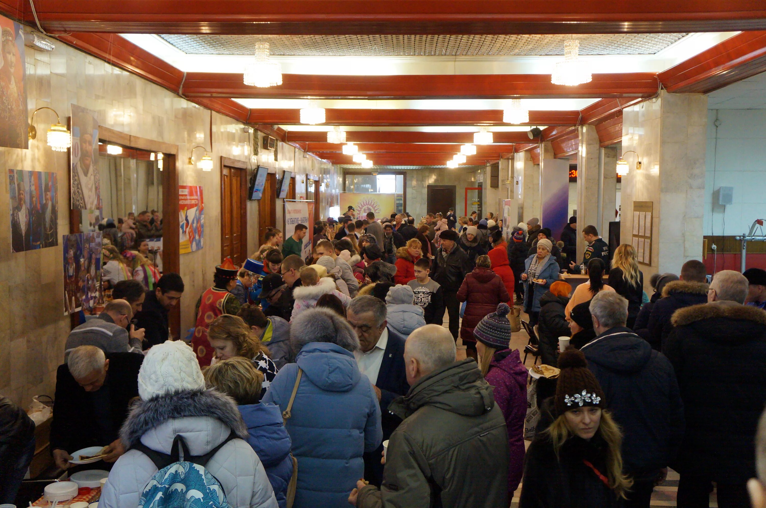 Мцк магадан. Мцк концерт магадан. мцк дк магадан. зал мцк магадан.