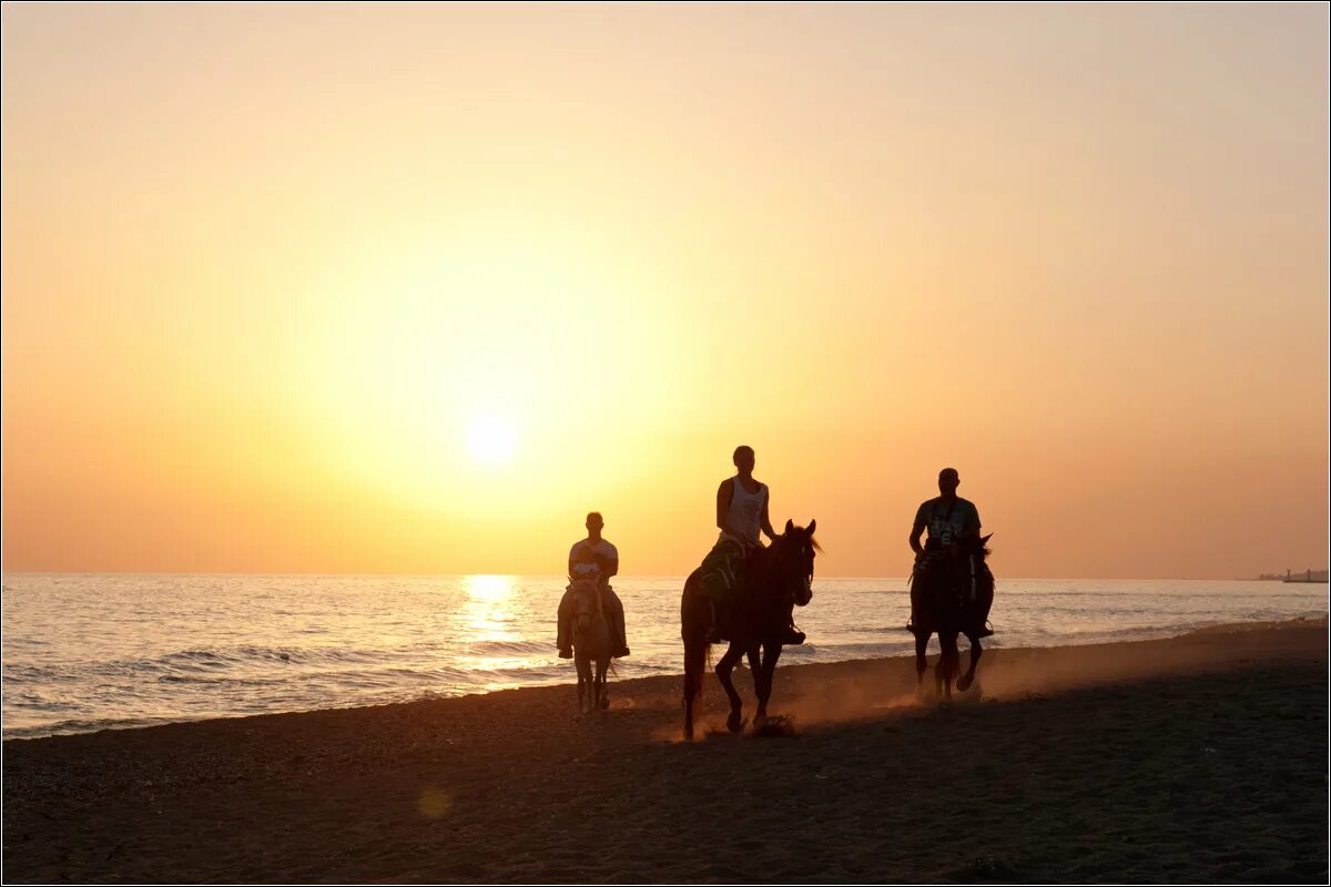 Там в далеком далеке. Солнце над Адриатикой. Картинки пляжа 3 человека вдали. Фото моря Аланья человек вдали. Солнце вдали настоящее фото.