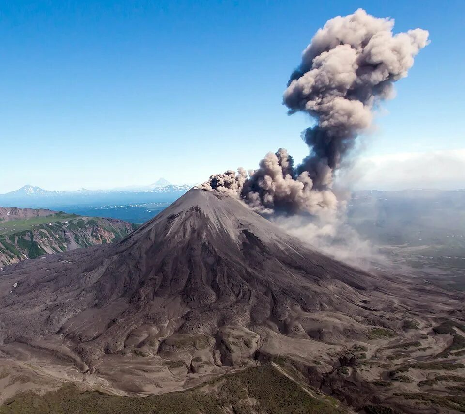 Песочный вулкан. Песчаный вулкан. Вулкан из песка. Песчаный вулкан. Кратер в горах.