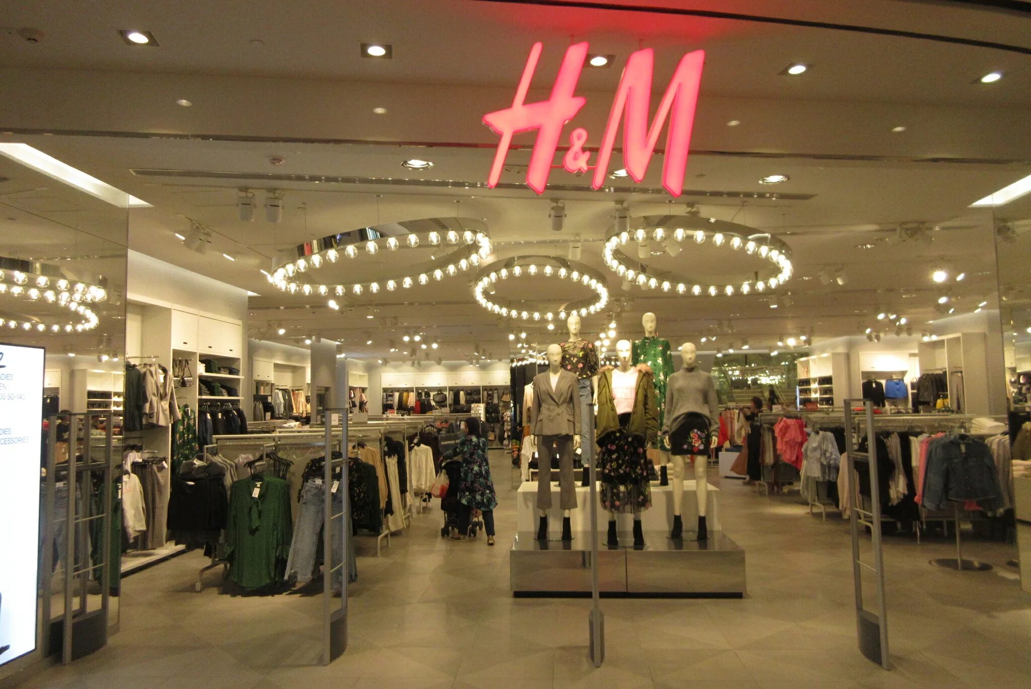 B h shopping. Екатеринбург Гринвич h&m. Магазин h&m в Екатеринбурге в Гринвиче. H M мега Екатеринбург. H M Радуга парк Екатеринбург.