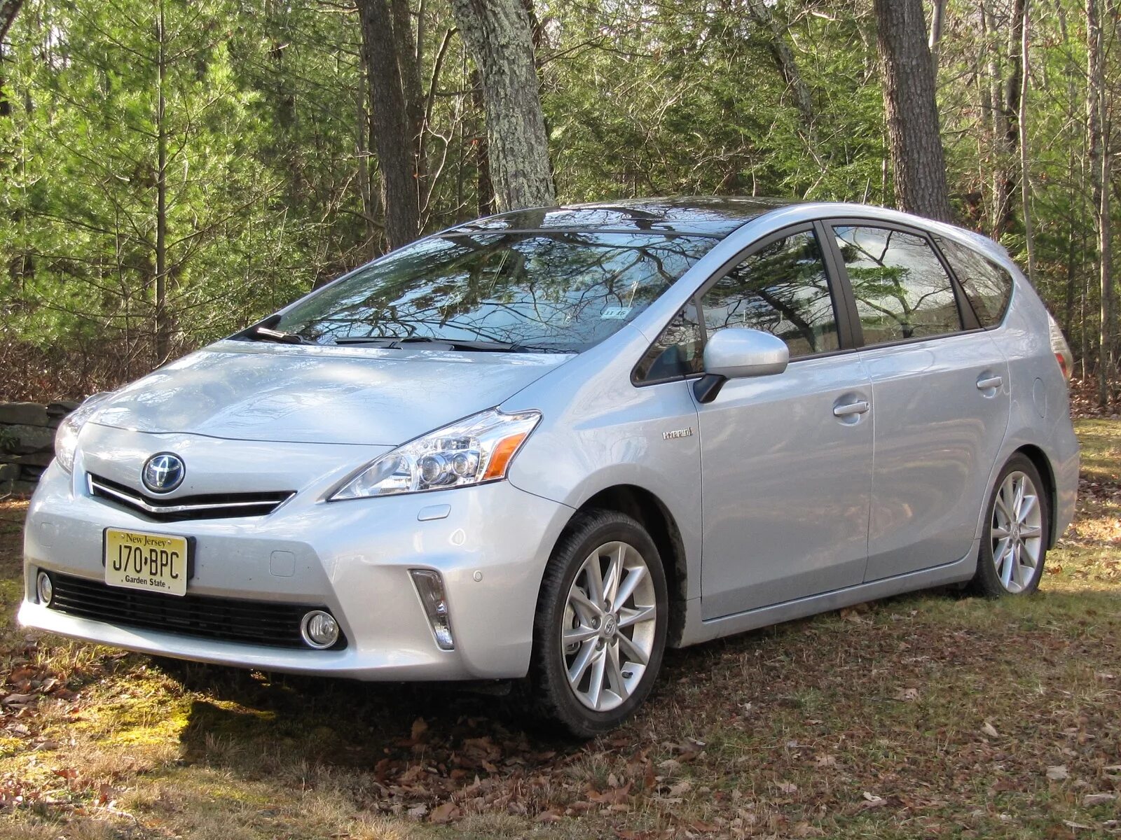 Машины гибриды марки. Toyota prius 1. Тойота эстима 2011 гибрид. Тойота гибрид с пробегом. Toyota prius alpha левый руль.