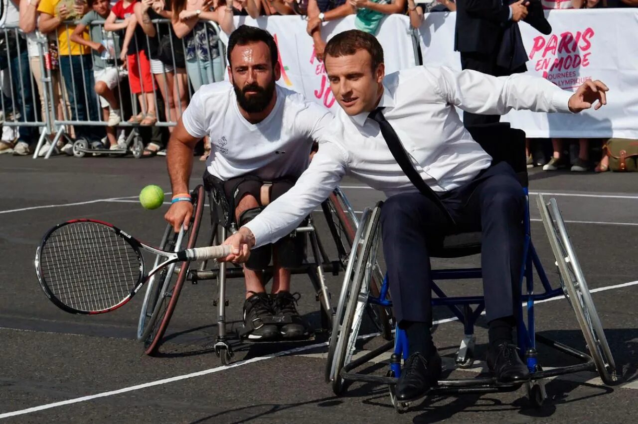 Макрон в спортзале. Эммануэль Макрон в Андорре. Alain JOCARD AFP. Макрон занимается спортом. Макрон на велосипеде.