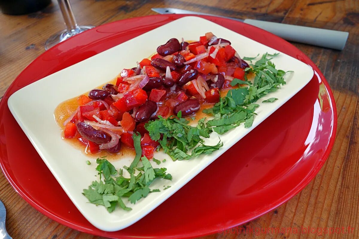 Красное трио. Красный салат. Салат красного цвета. Красный салат рецепт. Салат масляный красный.