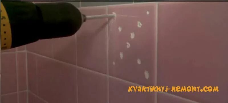 Трещины на плитке. Стык плитки в ванной на стенах. Трещины на плитке. Трещины в напольной плитке. Трещины на плитке.