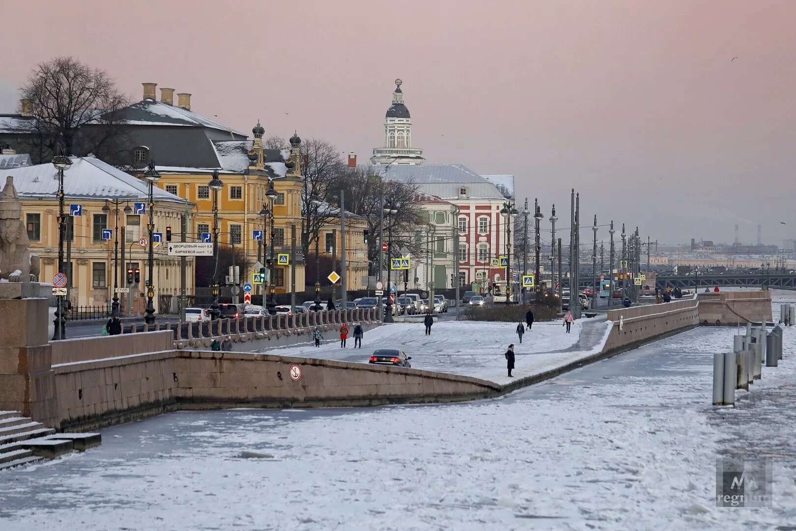 Университетская набережная в Санкт-Петербурге. Университетская набережная в Санкт-Петербурге зима. Зима Университетская набережная Питер. Университетская набережная в Санкт-Петербурге зимой. Набережная на васильевском острове