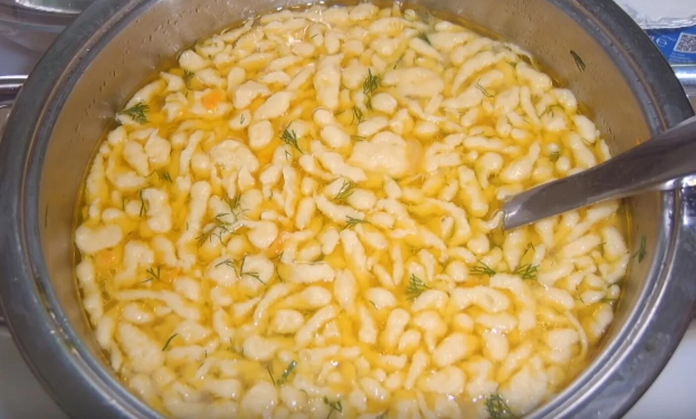 Галушки яйца и мука. Клецки Spaetzle,. Суп с клёцками. Суп клецки. Жидкие клецки.