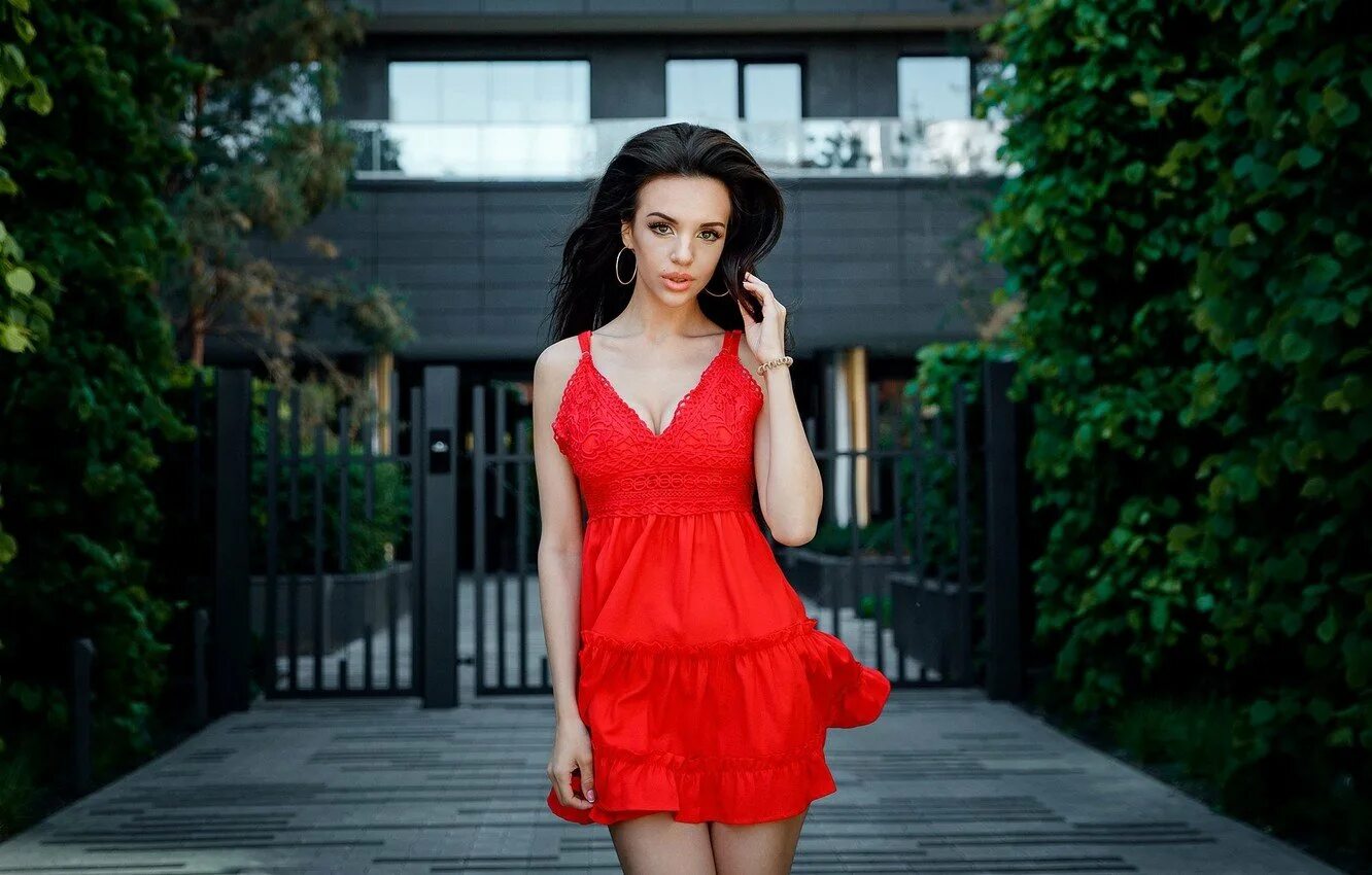 Девока в красивом платье. Тианна грегори в красном платье. Шикарное красное платье. Красный девчонки. Девушка в платье красивая.