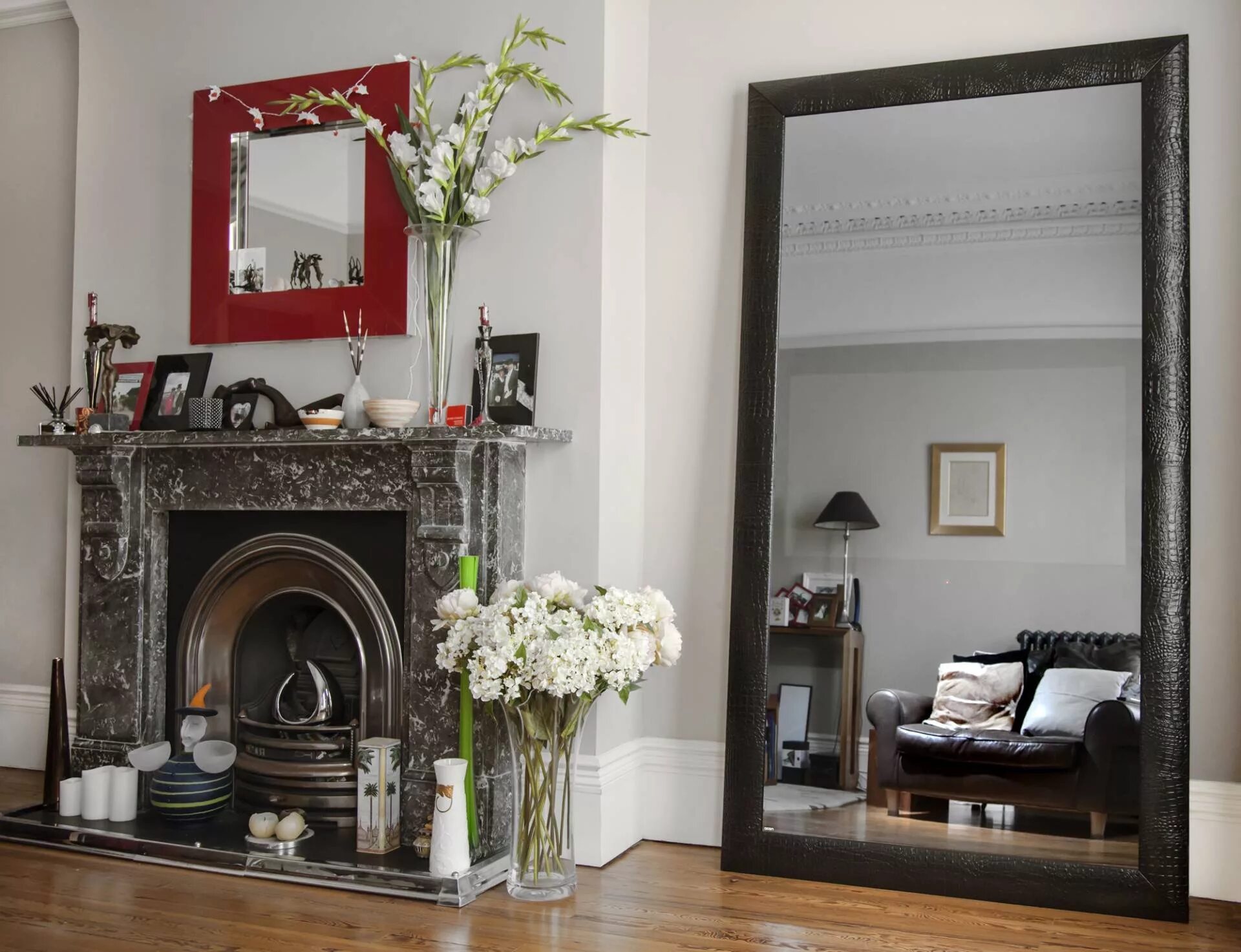 Зеркало в комнату. Зеркало в перспективе. Отражение стены в зеркале. Отражение стены в зеркале. Зеркало от филиппа старка.