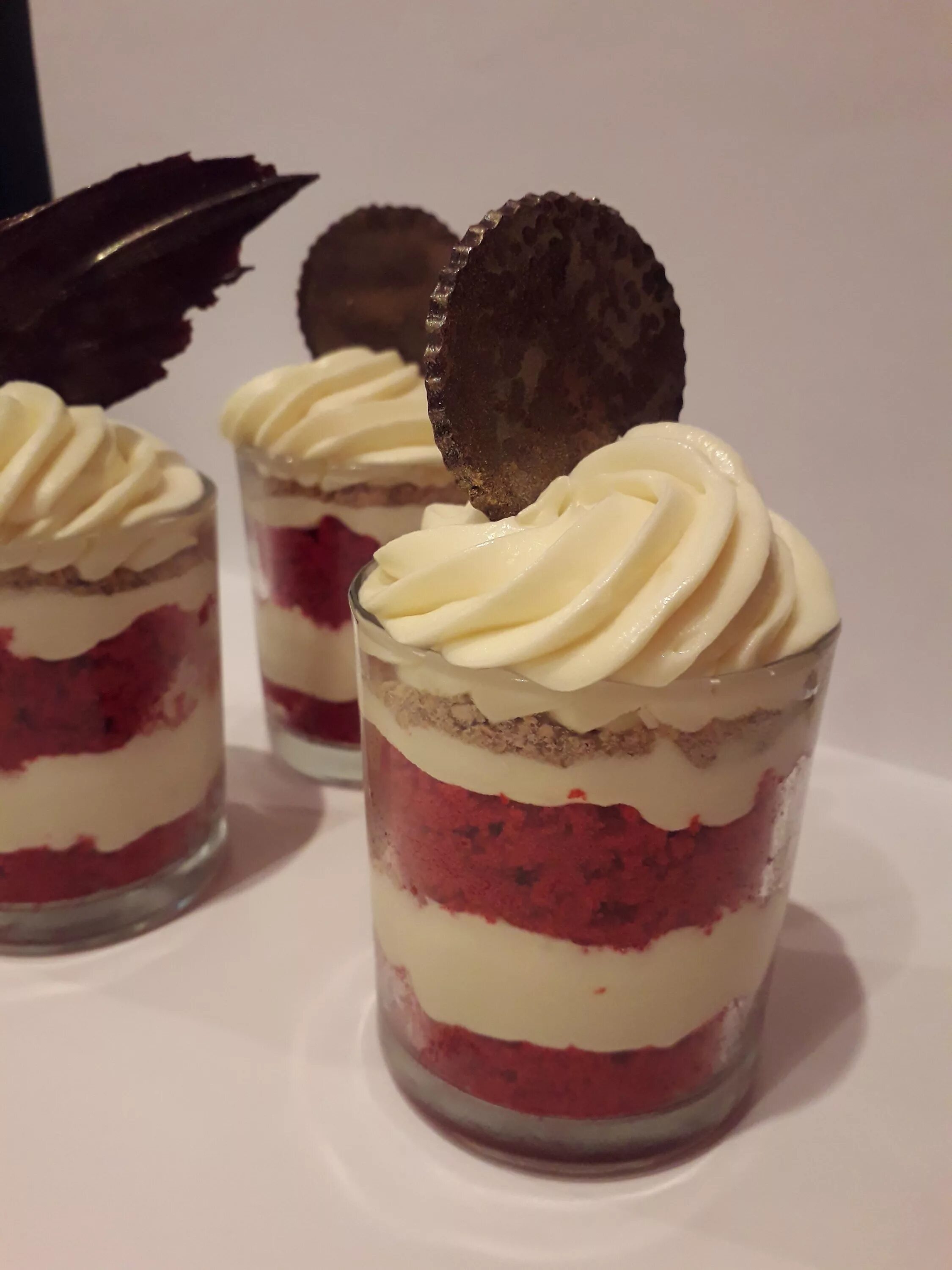 трайфл с кремом чиз. трайфл без фона. трайфл чиз. трайфл красный бархат с кремом чиз. трайфл на черном фоне.