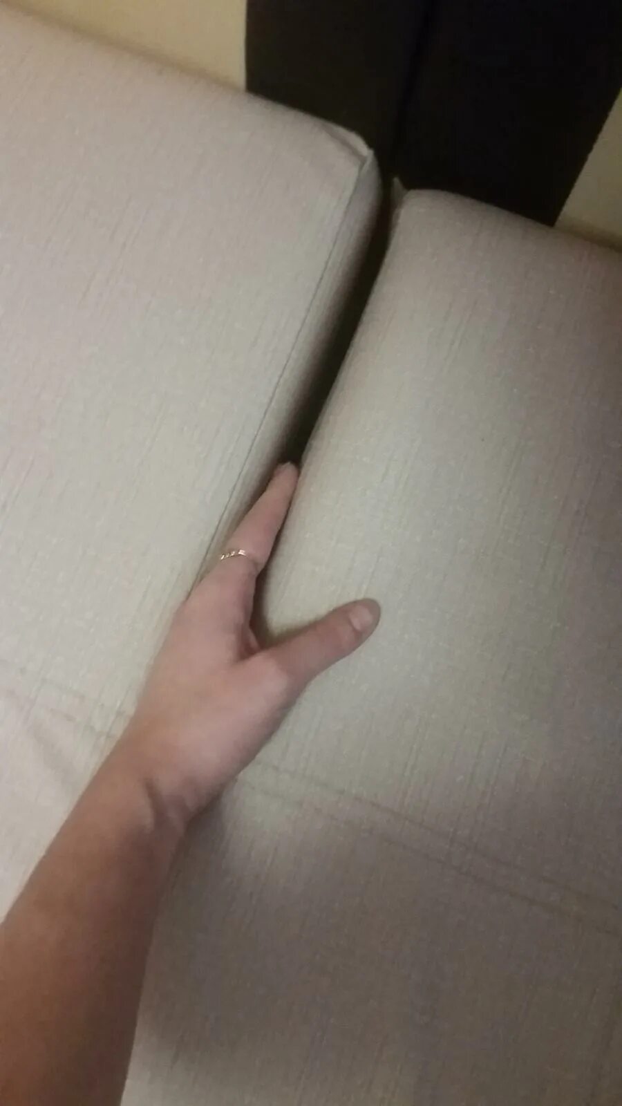 химчистка дивана. щель в диване. ремонт углового дивана провалился. щель в диване. щель между частями дивана.